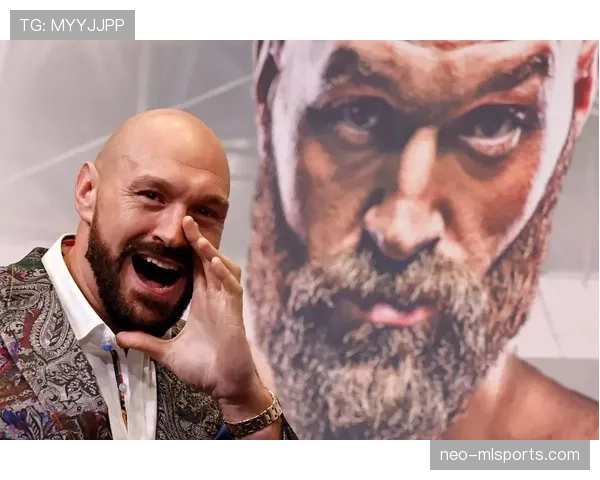 泰森·富里晚上竟然躺健身房刷剧，体脂看着像度假去的路人一样…