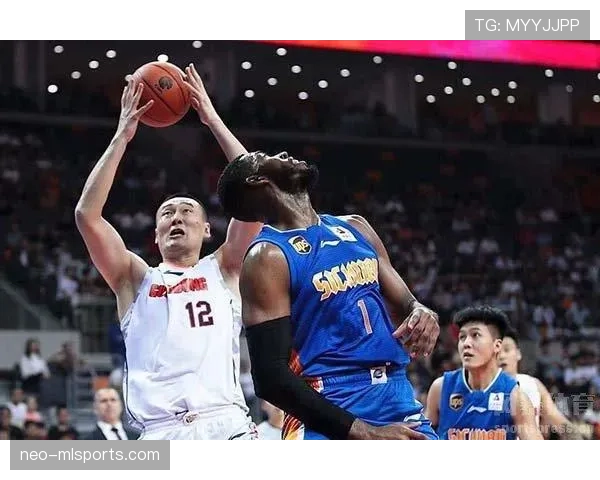 篮球规则解析：如何界定“非法用手防守”及其犯规判定