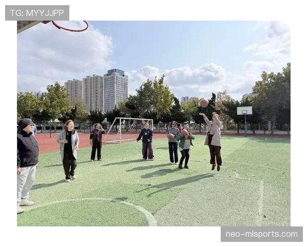 篮球场上怎么正确判定投篮动作是否犯规？