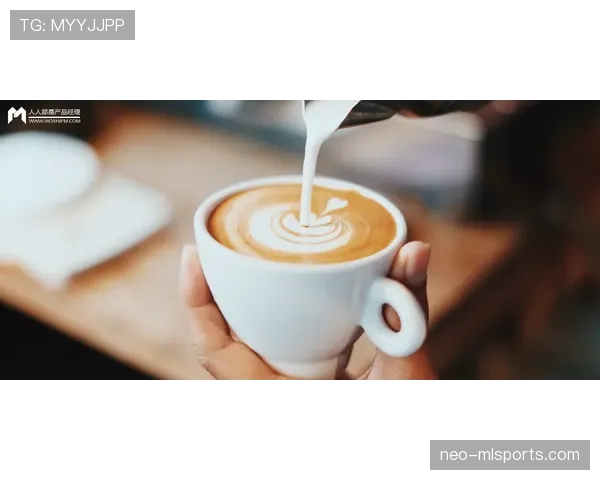 谷爱凌训练完顺手买了杯咖啡，结果被粉丝发现她穿的是昨天同一件卫衣……